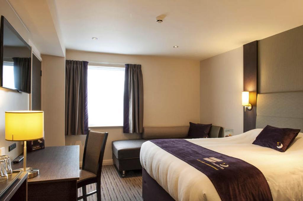 Premier Inn Manchester - Прествич Экстерьер фото