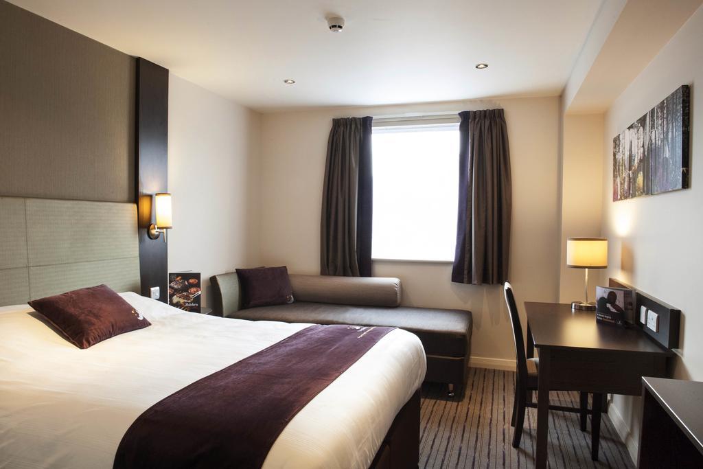 Premier Inn Manchester - Прествич Экстерьер фото