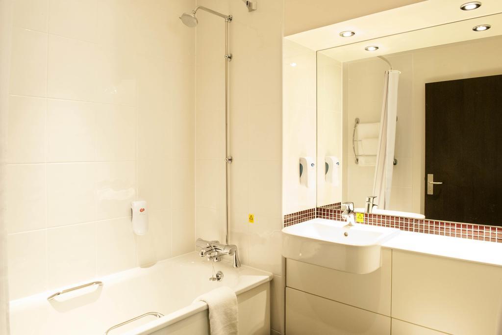 Premier Inn Manchester - Прествич Экстерьер фото
